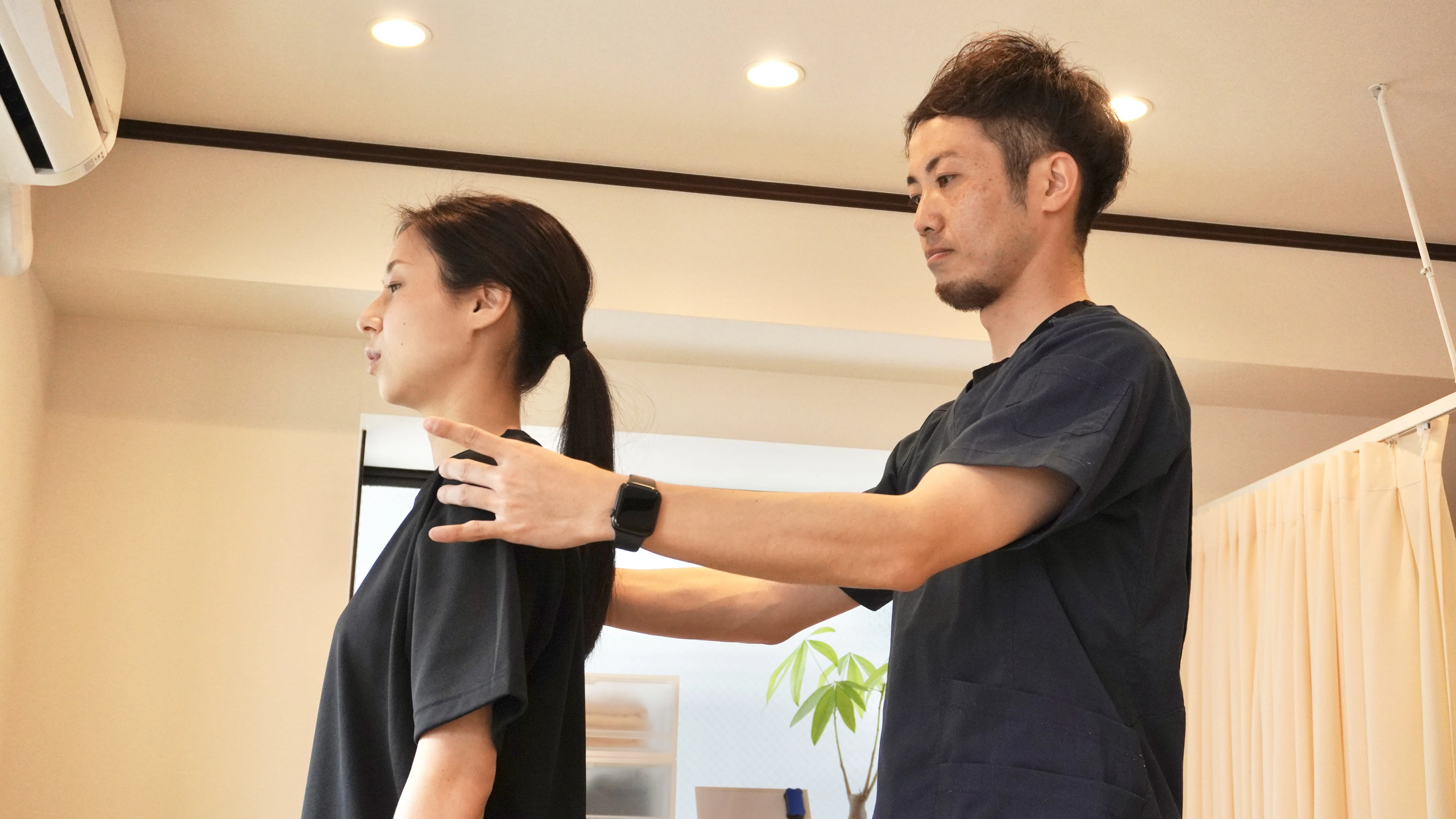 院長が患者さんの姿勢を確認している様子