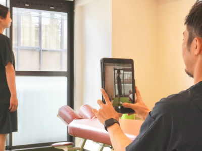 タブレットでAI姿勢分析を行う様子